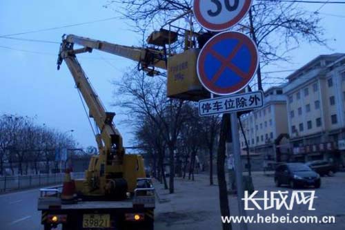 排查安全隱患。 馬亮 攝